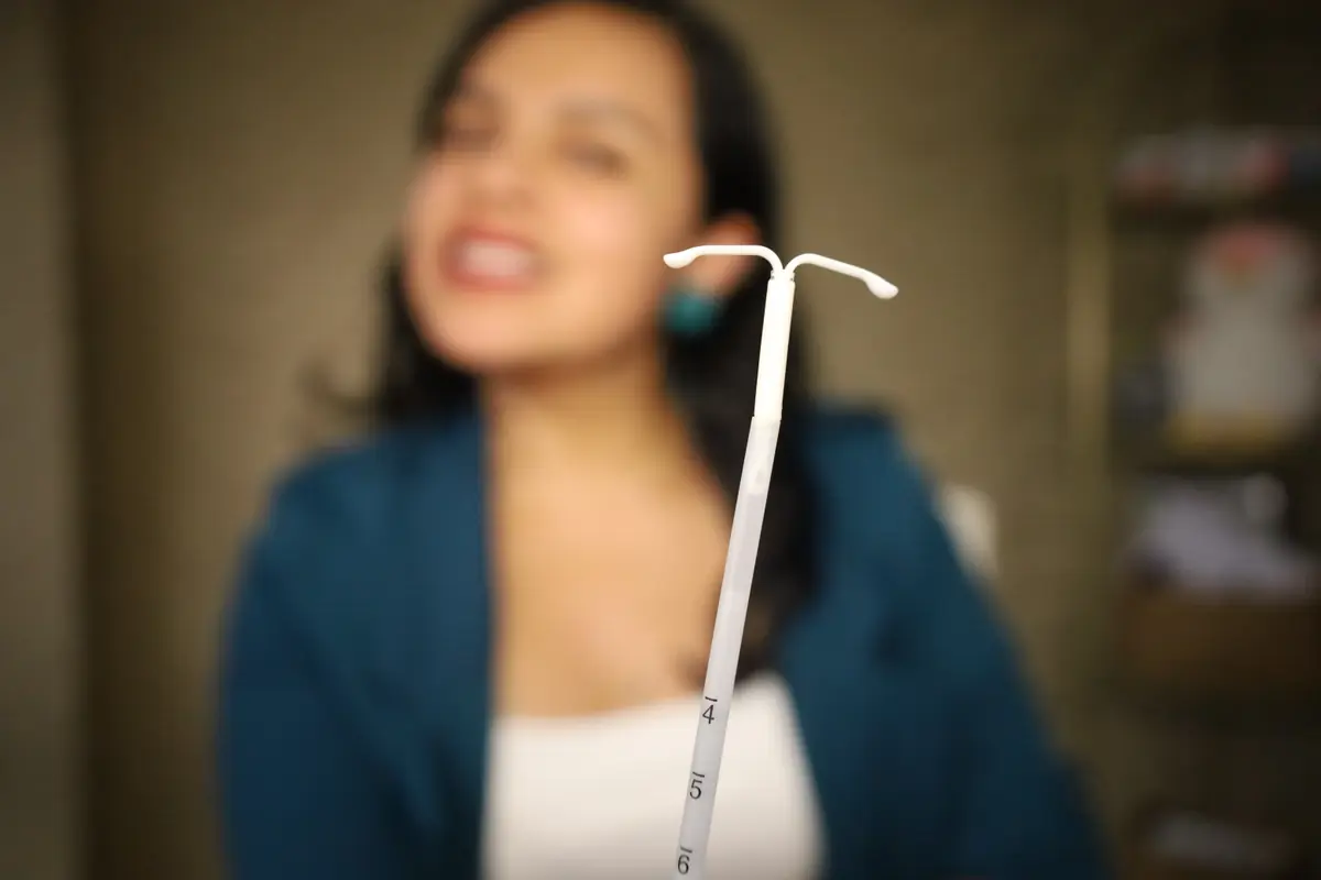 Dispositivo intrauterino hormonal montado en su aplicador
