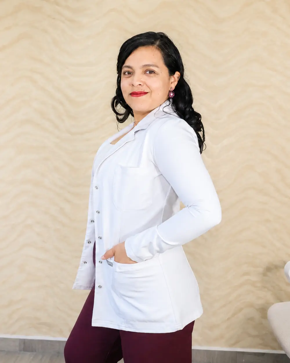 La Dra. Lidia Chávez de pie en el consultorio de Aurafem