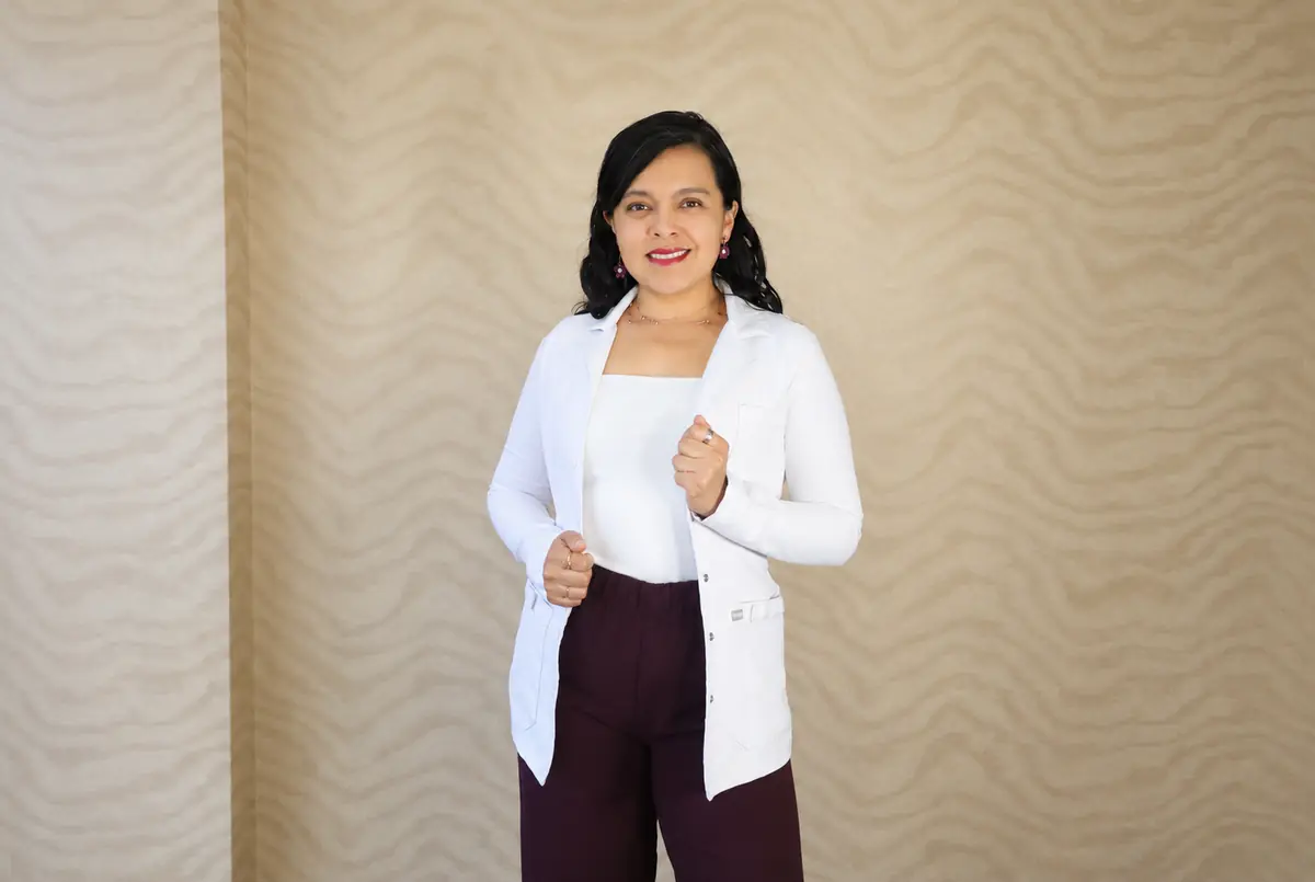 Retrato de la Dra. Lidia Chávez de pie en el consultorio