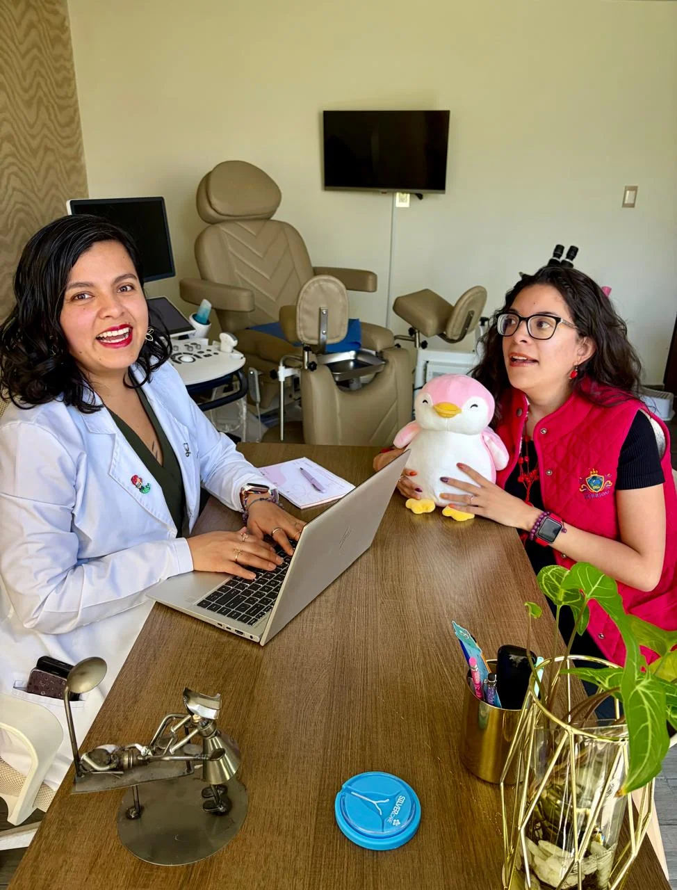 La Dra. Lidia Chávez durante una consulta ginecológica en su consultorio de Polanco