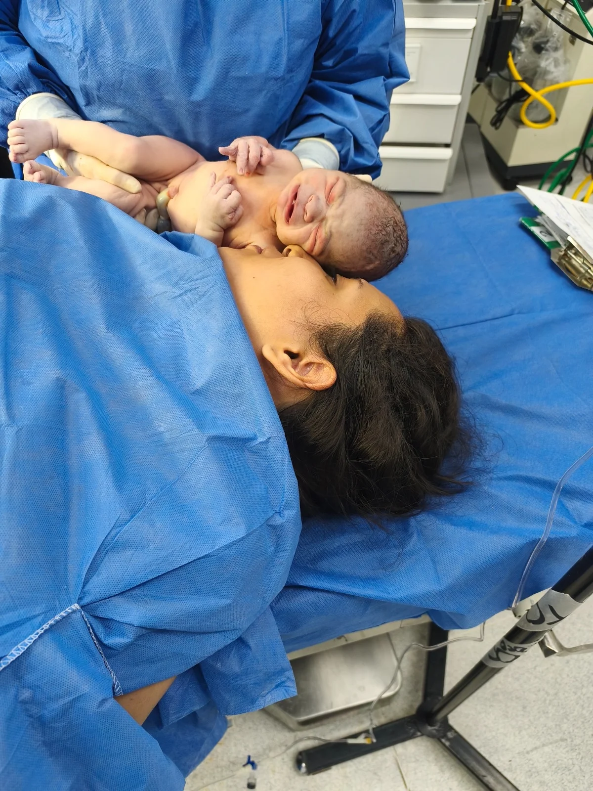 La Dra. Lidia Chávez presentando al recién nacido a su madre tras el parto